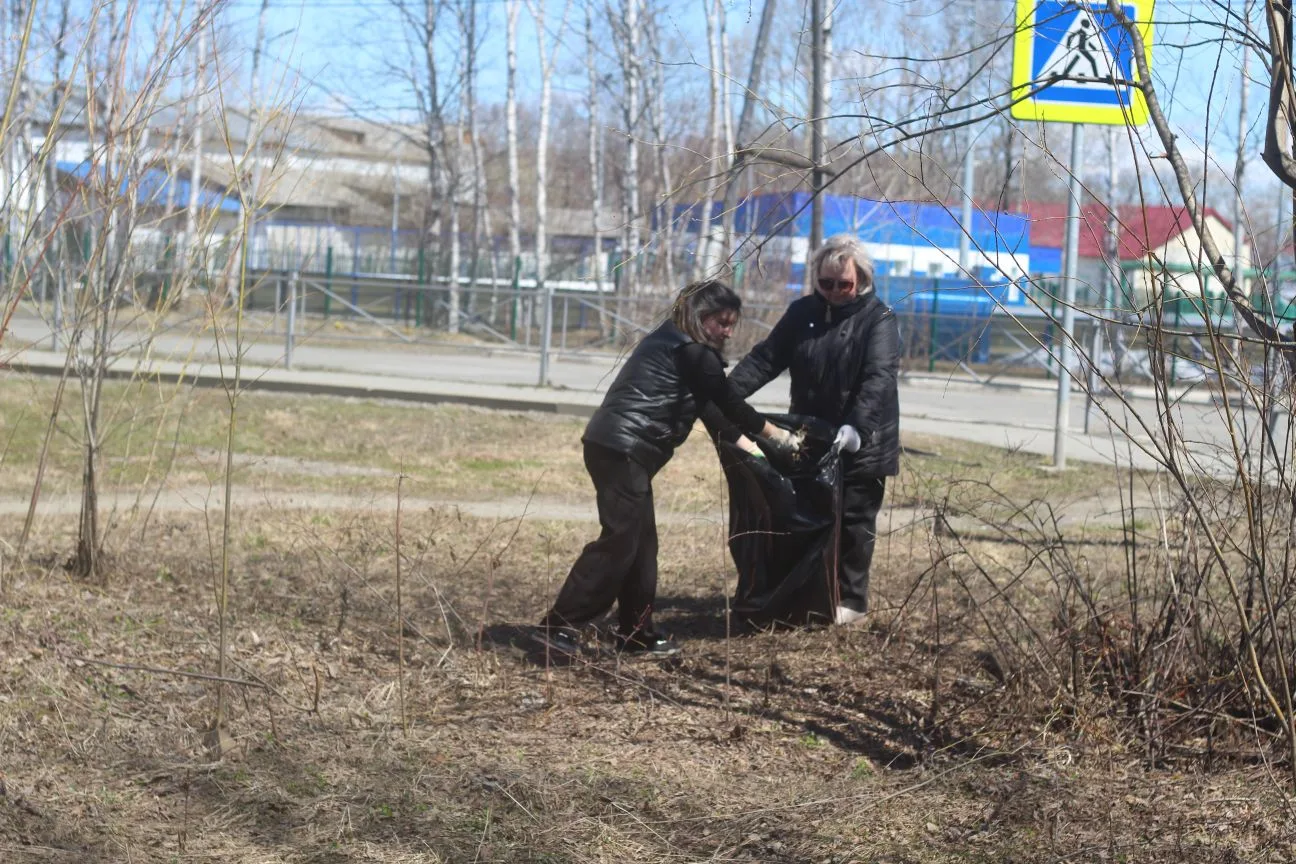 Сегодня наш дружный коллектив вышел на традиционный субботник. 🍃 Вместе мы навели поря...