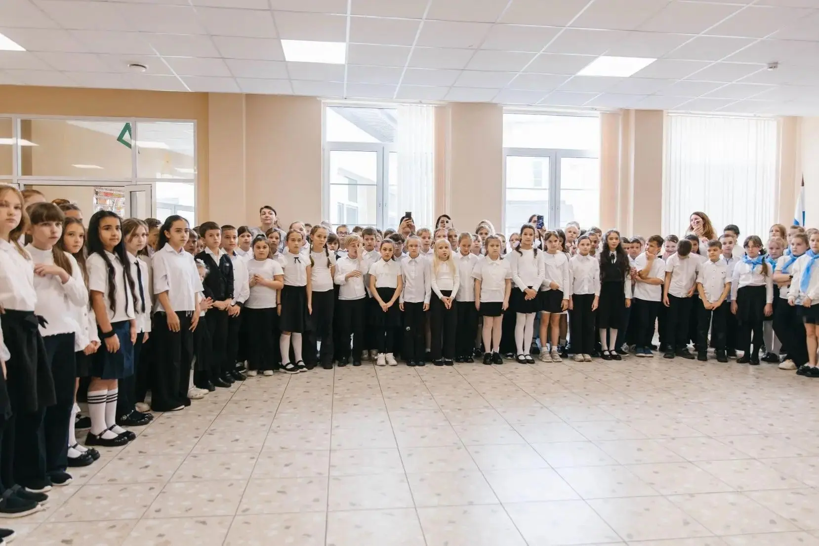 📌В нашей школе прошли торжественные линейки, посвященные вручению похвальных листов «За отличные усп