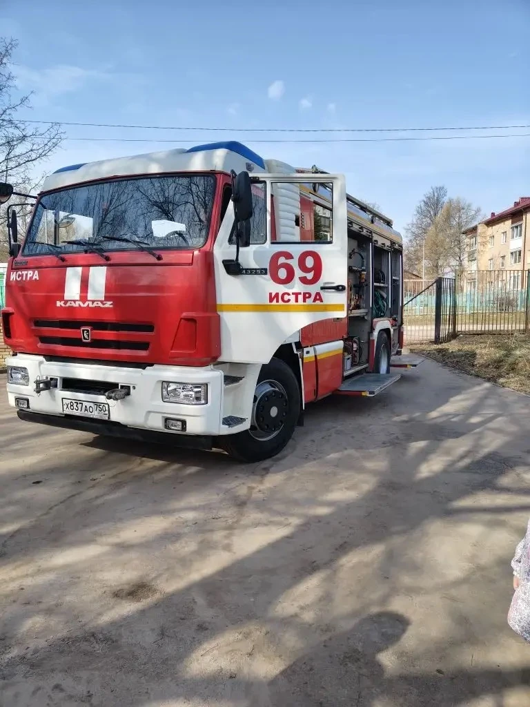 В дошкольном отделении 4-49 МОУ "СОШ имени А.П. Чехова" 1апреля прошла встреча с настоящими пожарным