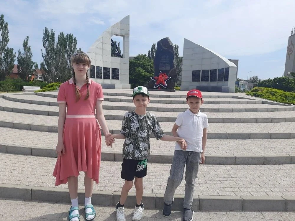 📚 Живой урок истории: 4В класс прошёл по памятным местам Ейска
Вместе со своим классным руководител