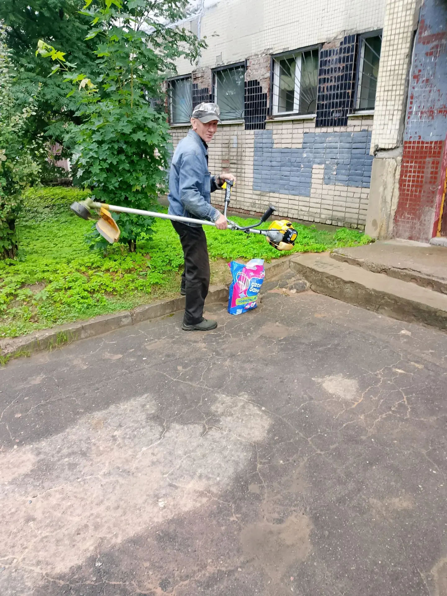 Работники ЖРЭУ №6 наводят порядок в 6 микрорайоне 🧹🌿🌱