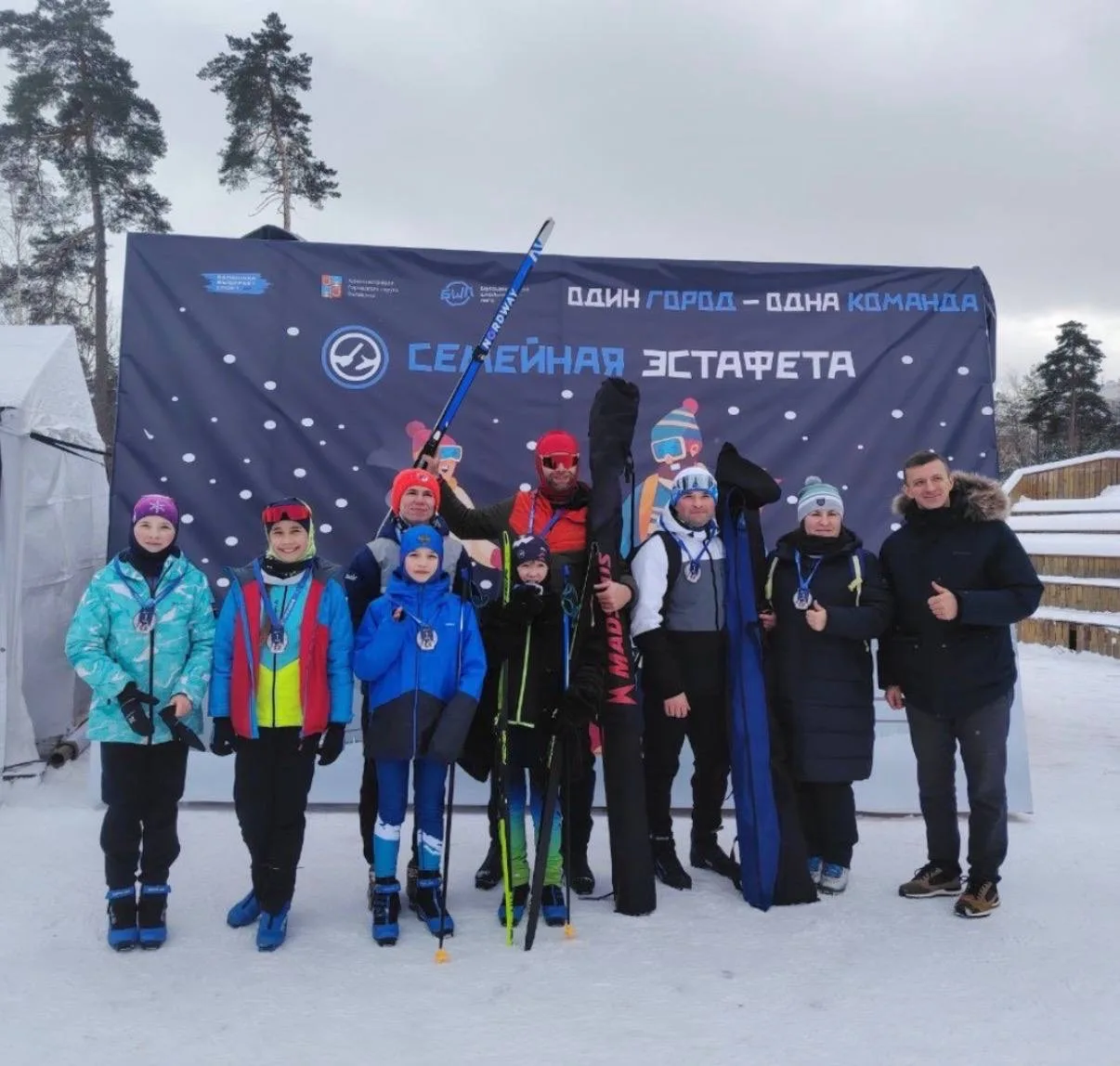 НОВОСТИ БШЛ: ЛЫЖНАЯ СЕМЕЙНАЯ ЭСТАФЕТА — яркие итоги! 🎿  Ученики 5–8 классов вместе с родителями пока