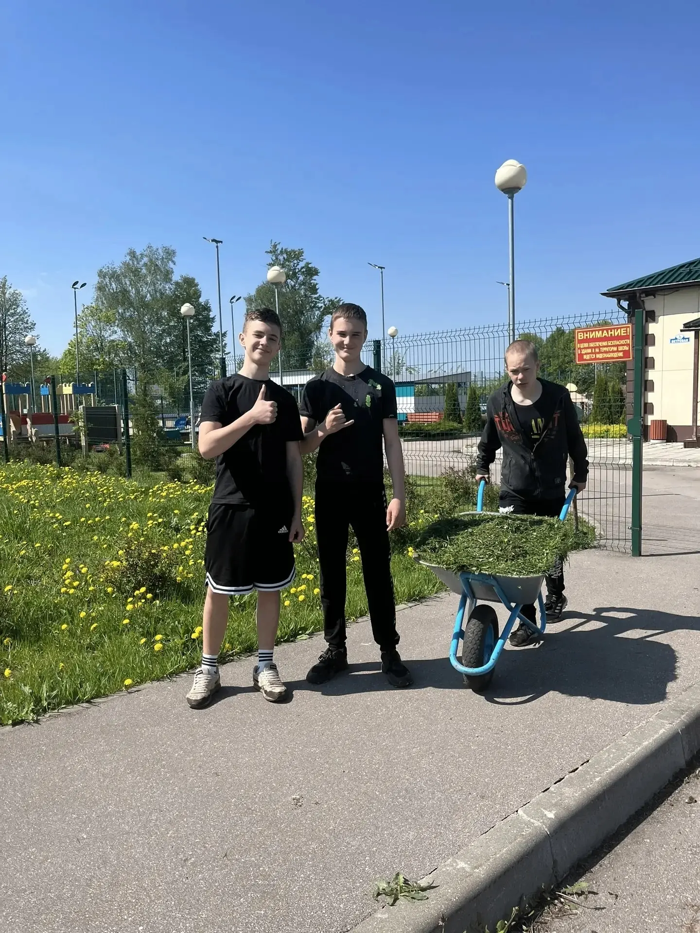 Ура, весна в самом разгаре — и мы вовсю ей помогаем! Сегодня наши школьники устроили настоящий трудо