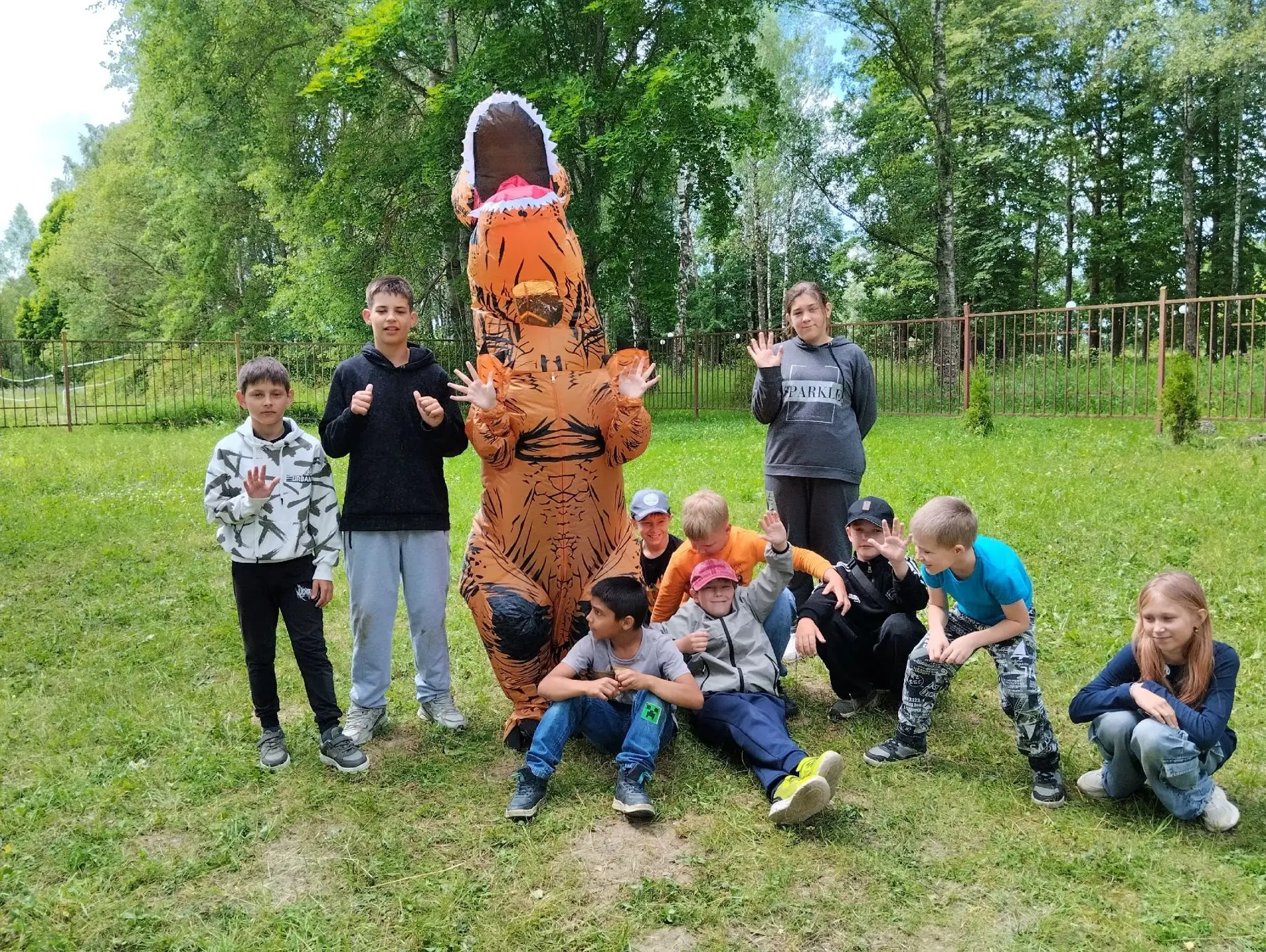 🐉🔥День, когда дракон пришёл 
в лагерь 

Чем занят вожатый в детском лагере? 
Ответ короткий: ВСЕМ!