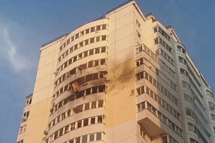 🚨 В 30 КМ ОТ СЕРПУХОВА: ПРЯМОЕ ПОПАДАНИЕ В МНОГОЭТАЖКУ И ЗАВОД — НОВЫЕ УДАРЫ БПЛА ПО ПОДМОСКОВЬЮ

Н