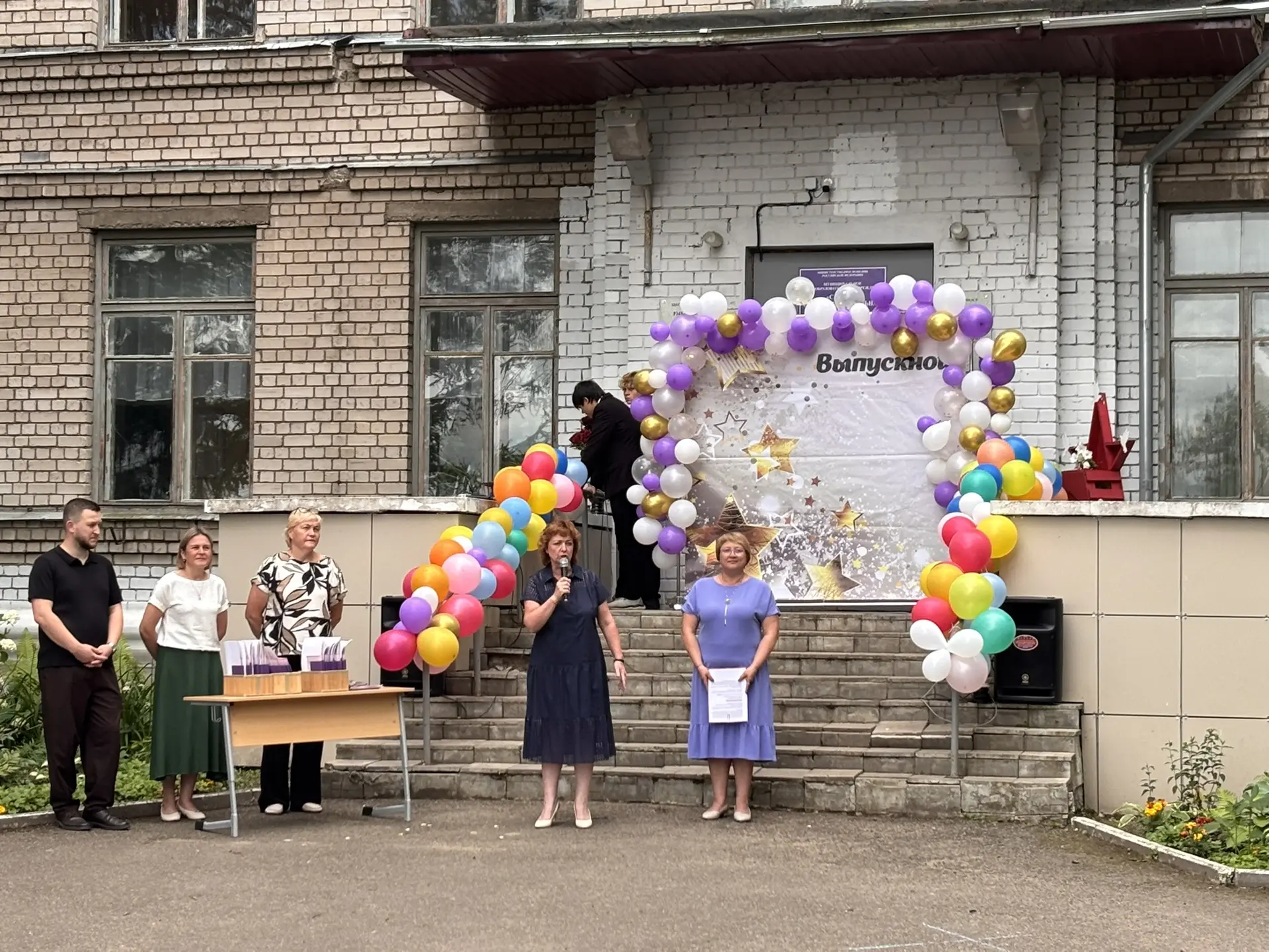 Выпускной 2026🎈

❓9 класс — это точка или запятая? Для наших детей — это точно запятая, за которой 