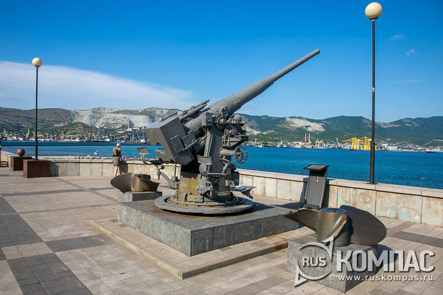 Прямо на набережной стоит Палубная артиллерийская установка Б-24 (Новороссийск)