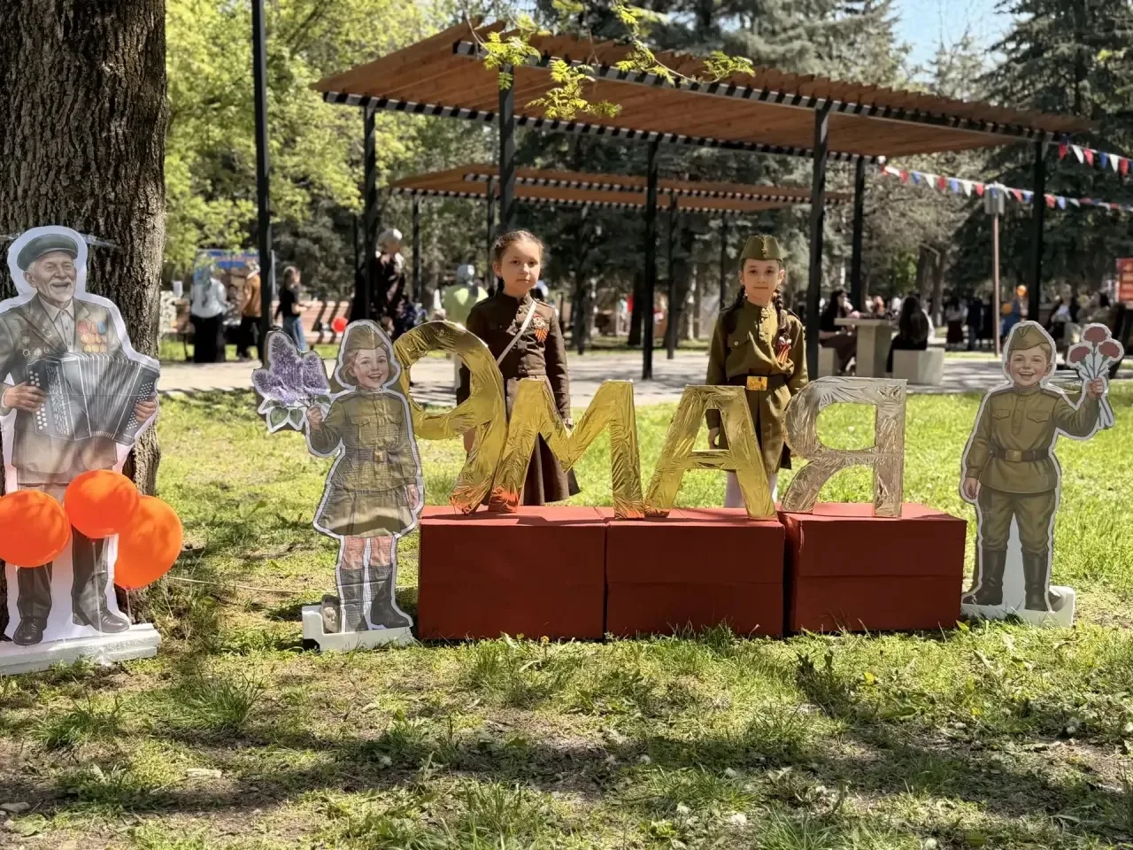 📸 В лицее №1 работала фотозона с надписью «9 мая». Дети и взрослые делали памятные снимки на фоне пр