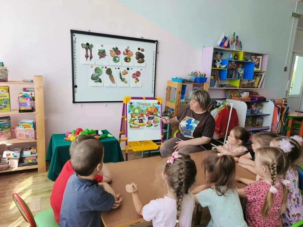 У🥕 Наш весёлый огород: как малыши собирали урожай! 🍅Сегодня в нашей младшей группе де...