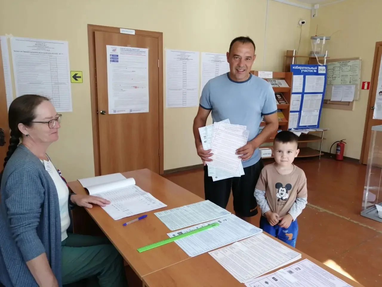 Сегодня второй день голосования на выборах депутатов Государственной думы и Законодател...
