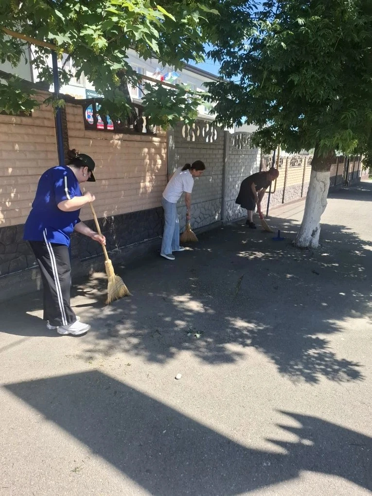 Коллектив нашей школы принял участие в общереспубликанском субботнике в поддержку детства.