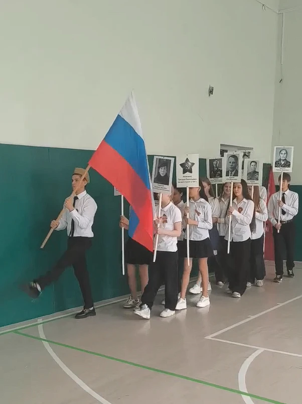 Акция "Бессмертный полк" прошла для учеников МБОУ "Лицей Климовска" Портреты дедов и прадедов, котор