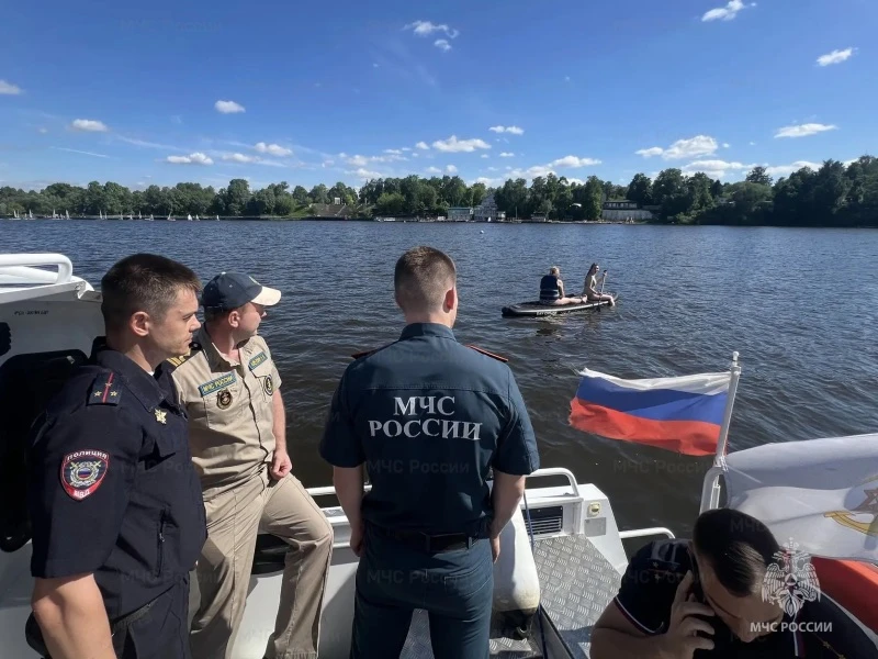 ⚠️ Совместный рейд в Долгопрудном: профилактика пожаров и безопасности на воде  Сотрудники отдела на