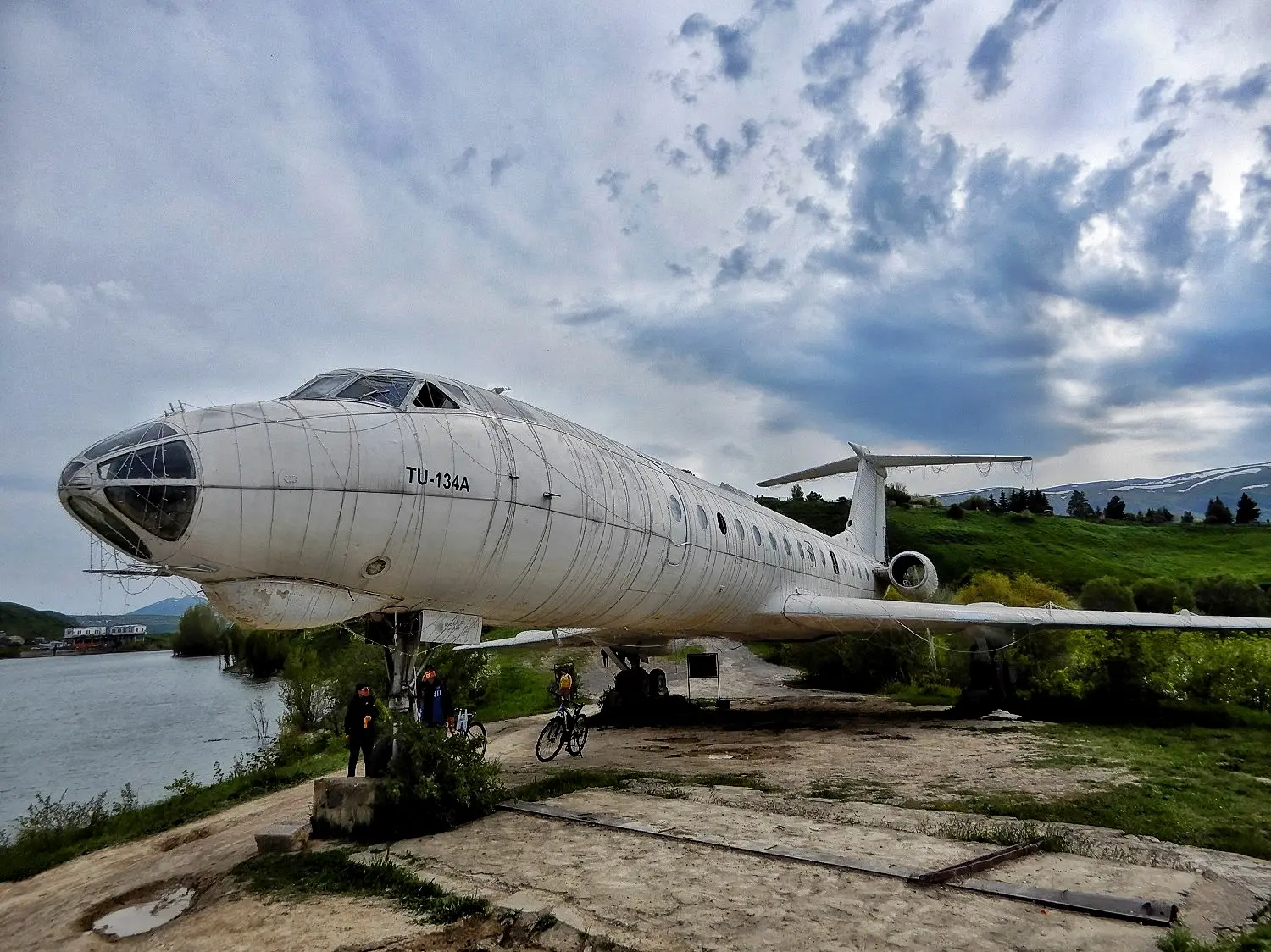 Советский Ту-134 на берегу озера Раздан в Армении.