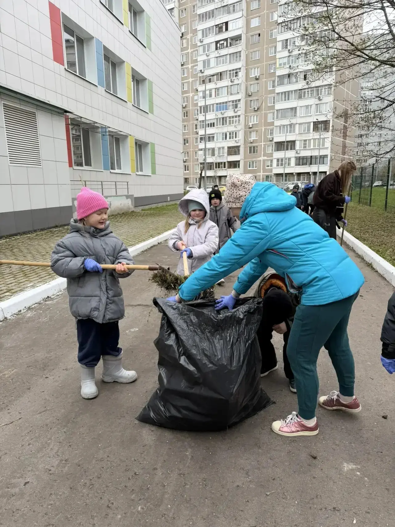 🌱 В МАОУ «Видновская гимназия» состоялся ежегодный весенний субботник, в котором активное участие пр