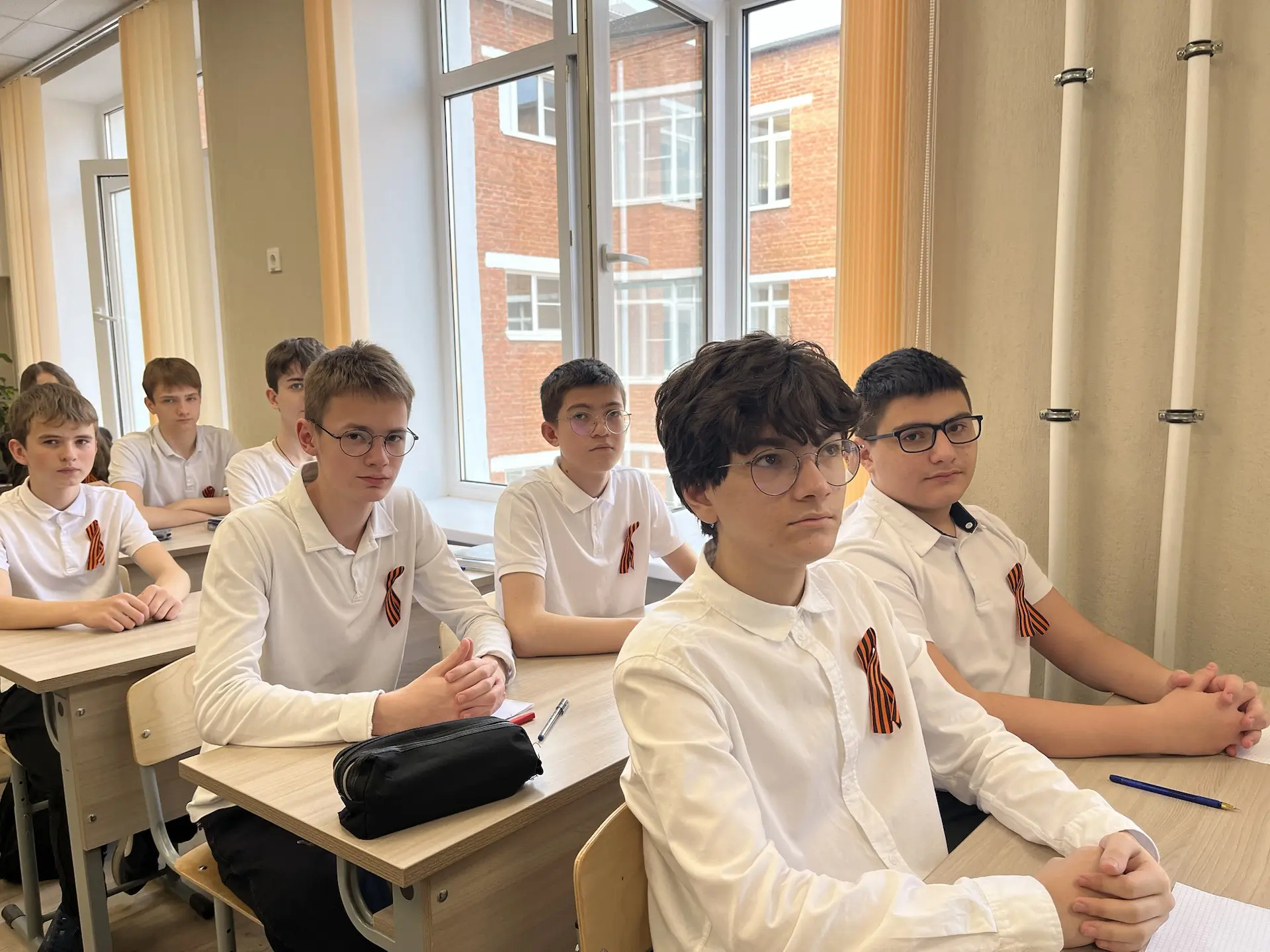 🇷🇺 В нашей школе продолжается акция "Георгиевская ленточка".  ❤️ Мы приглашаем всех желающих принять