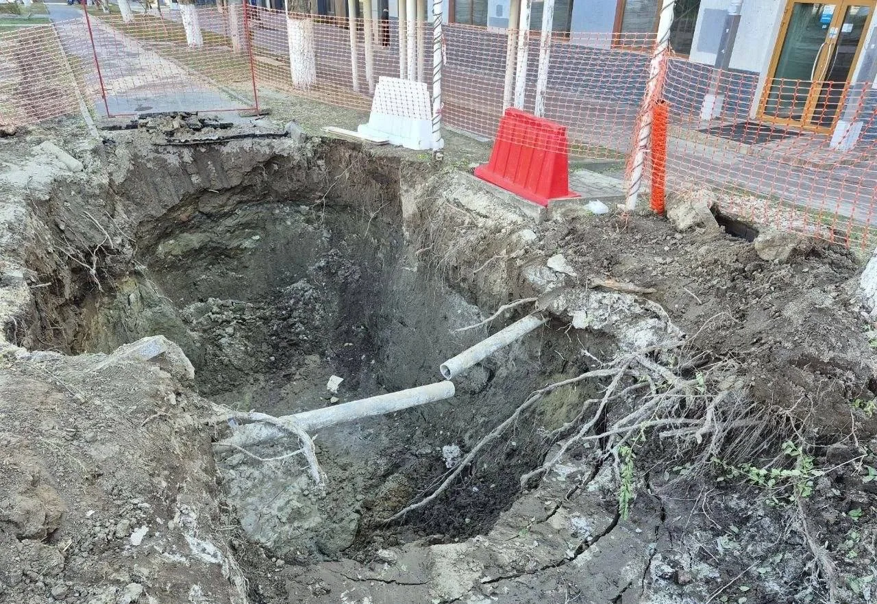 Разрытый тротуар вызывает недовольство жителей центра Волгограда.