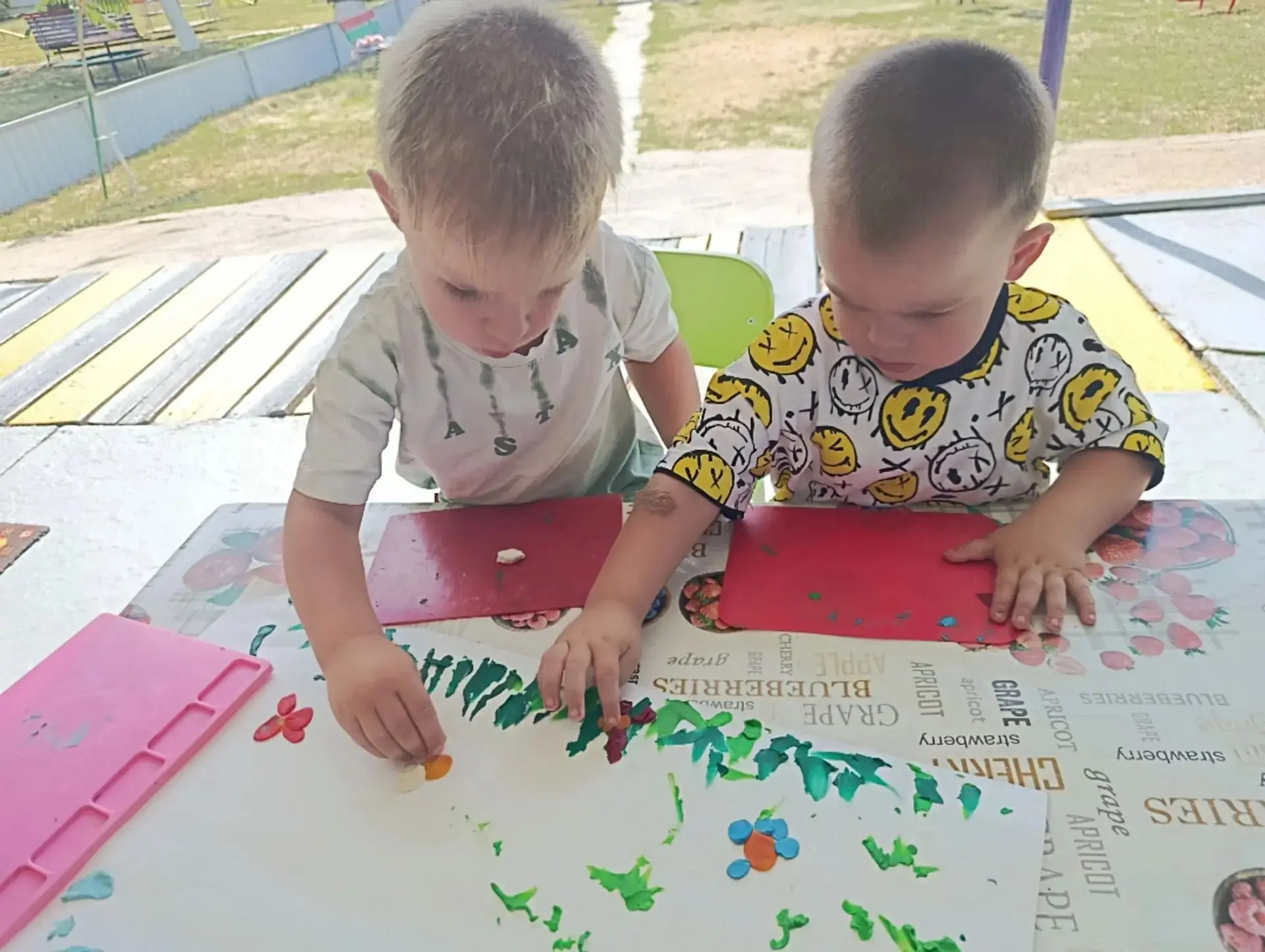 🎨 Лето не уходит бесследно: в младшей группе ожили «Краски уходящего лета»! 🎨