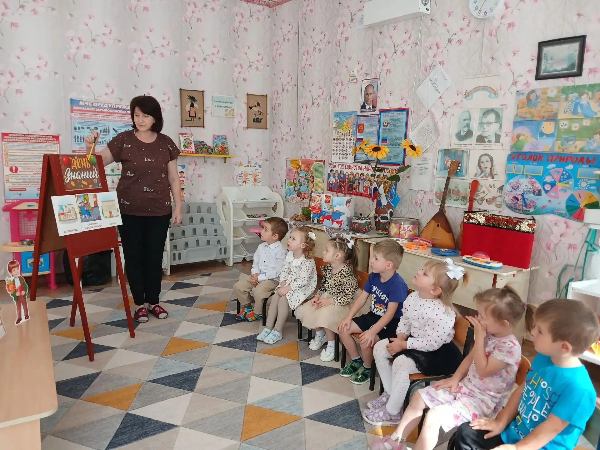 Сегодня в младшей группе "Родничок" прошла беседа, посвященная Дню знаний.