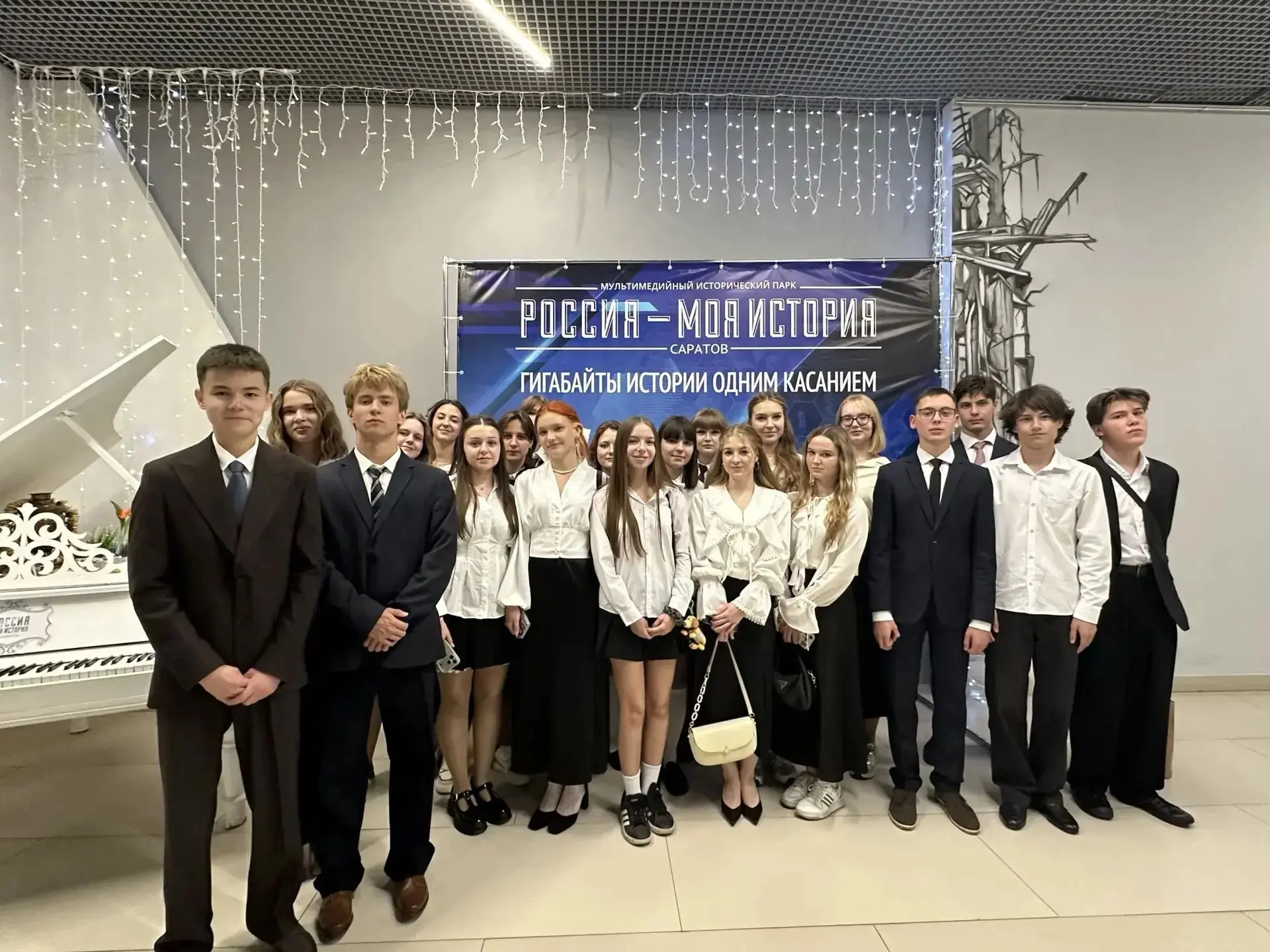После торжественной линейки, посвященной Дню знаний, праздничные мероприятия 11А класса...