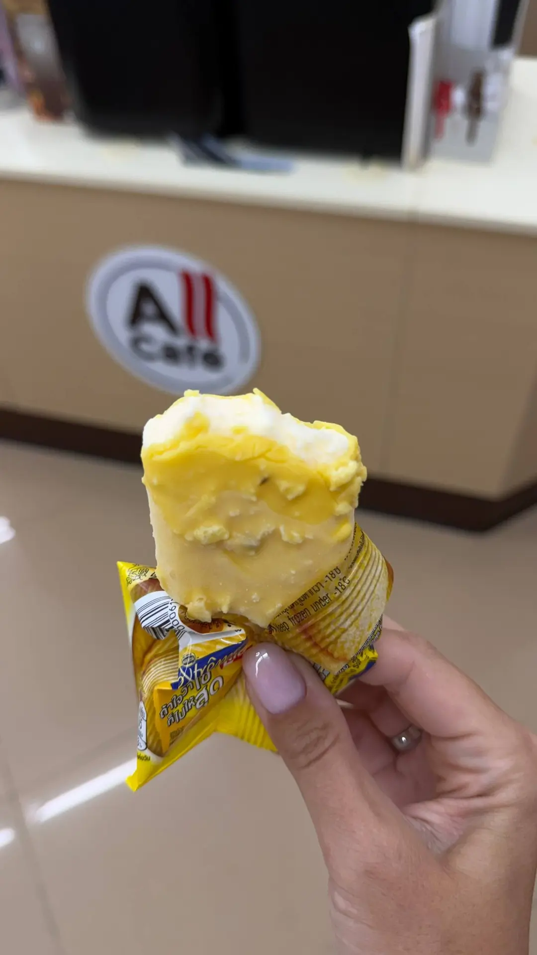 Nestlé и Lay’s выпустили в Таиланде необычную лимитку — эскимо с чипсами. Мороженое пол...