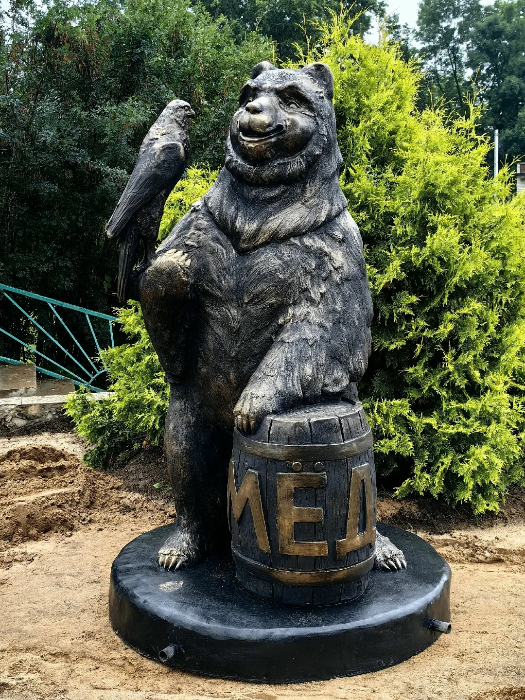 🐻 Почему в Любиме поставили медведя, да еще и с соколом и бочкой меда?

Легенда рассказывает, что в