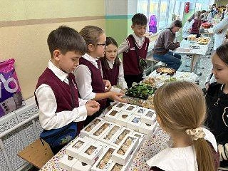 19 февраля в нашей школе состоялась благотворительная ярмарка "Россия - это мы!" в поддержку проекта
