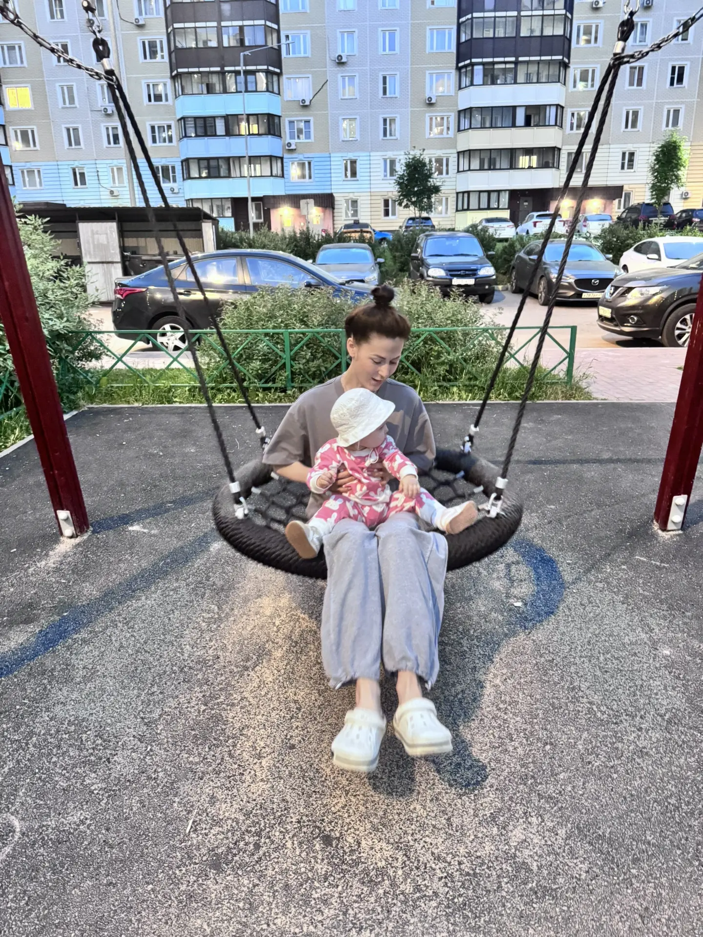 Мы всем семейством вышли на прогулку. На улице жара спала — просто благодать✨

Потом зашли в магазин