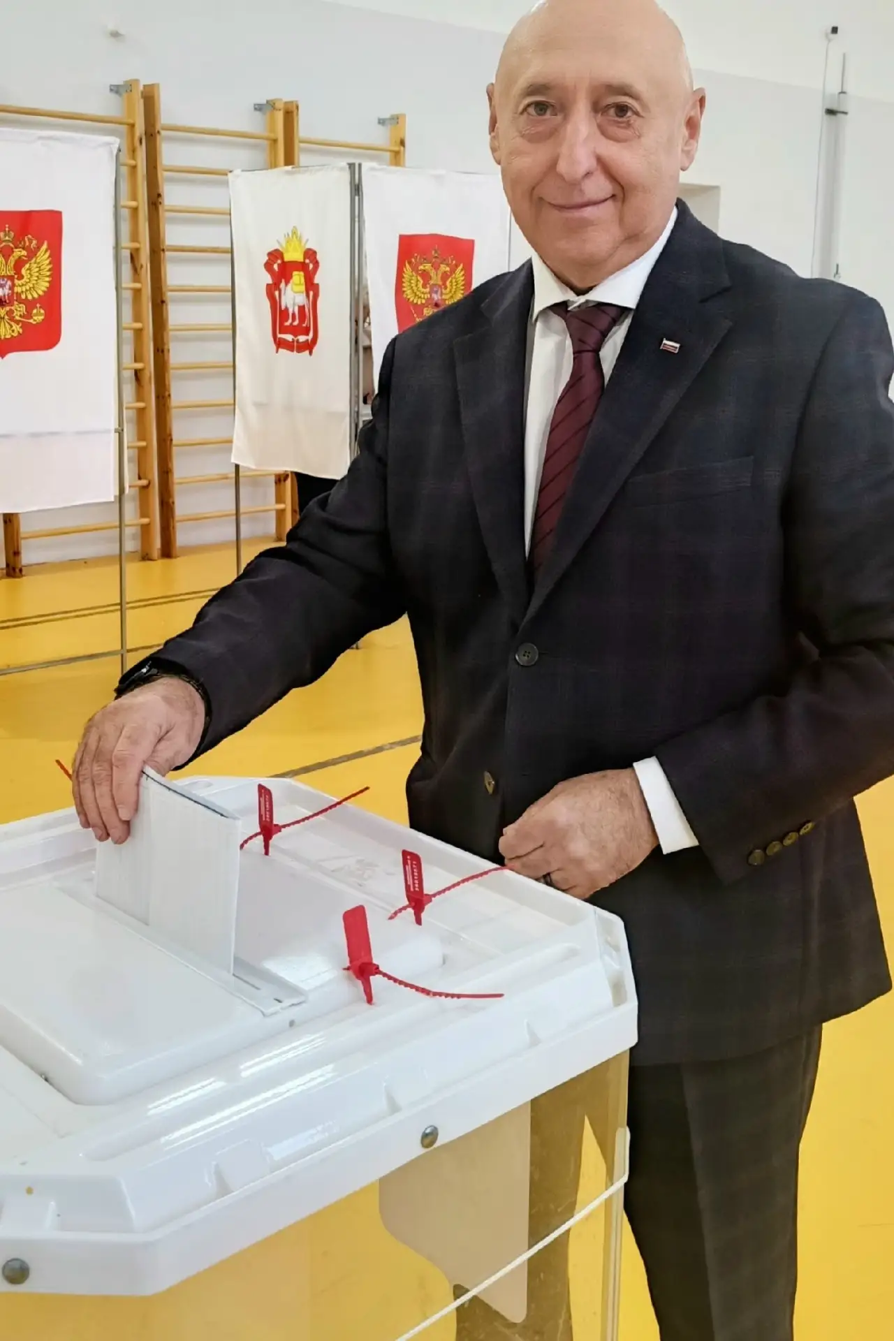 Глава Верхнеуральского округа Сергей Айбулатов проголосовал на избирательном участке в ...