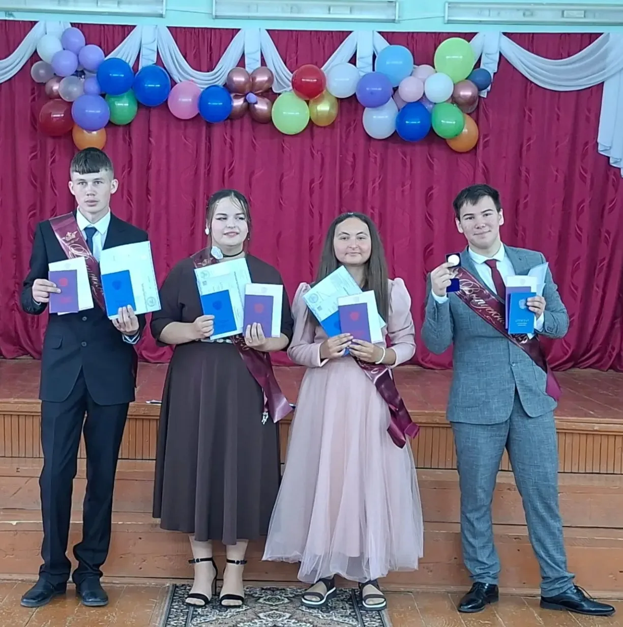 🎓✨ Сегодня наши дорогие выпускники - Адель, Аяз, Дина и Ильсина, прощаются со школой.  

Дорогие на