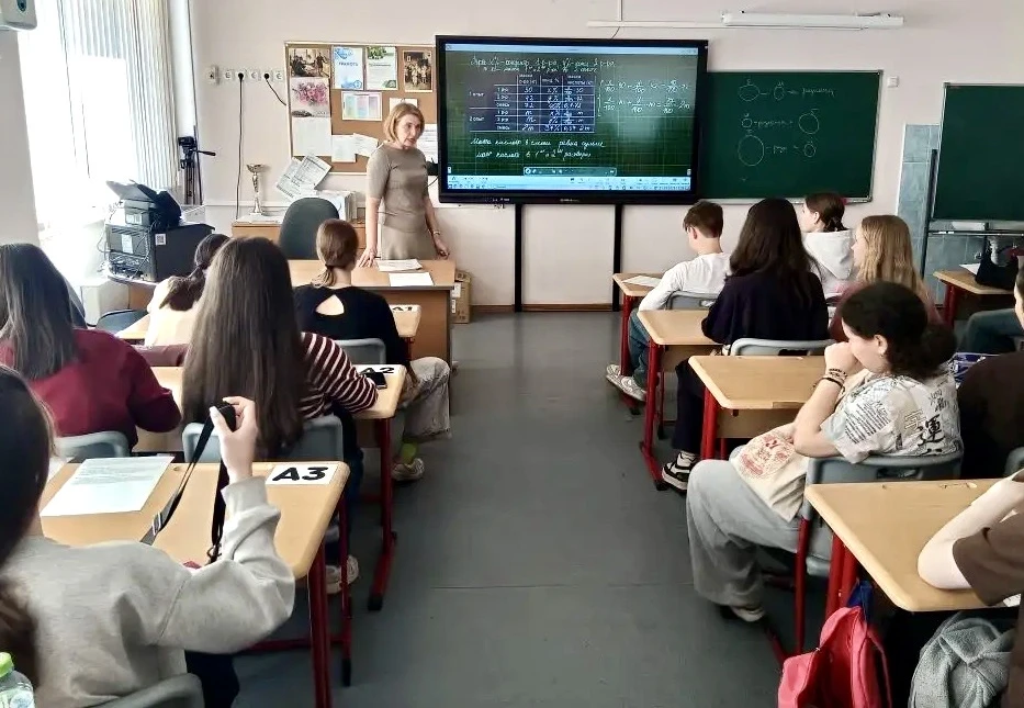 ГОТОВИМСЯ К ОГЭ  🎓 В корпусе на #Белозерская12 стартовали очередные каникулы «Сдаём математику на 10