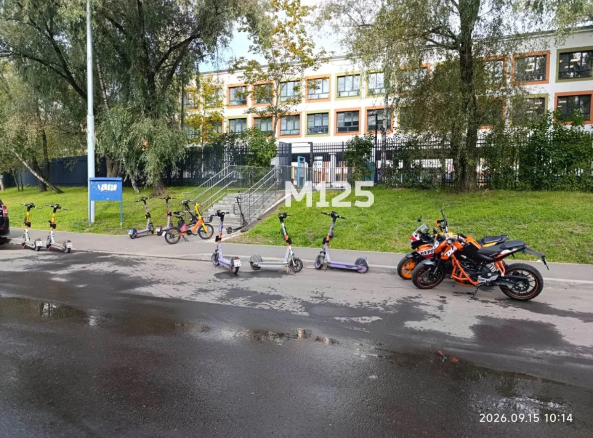 Так выглядит вход в одну из районных школ. По словам соседа, это значит, что несовершен...