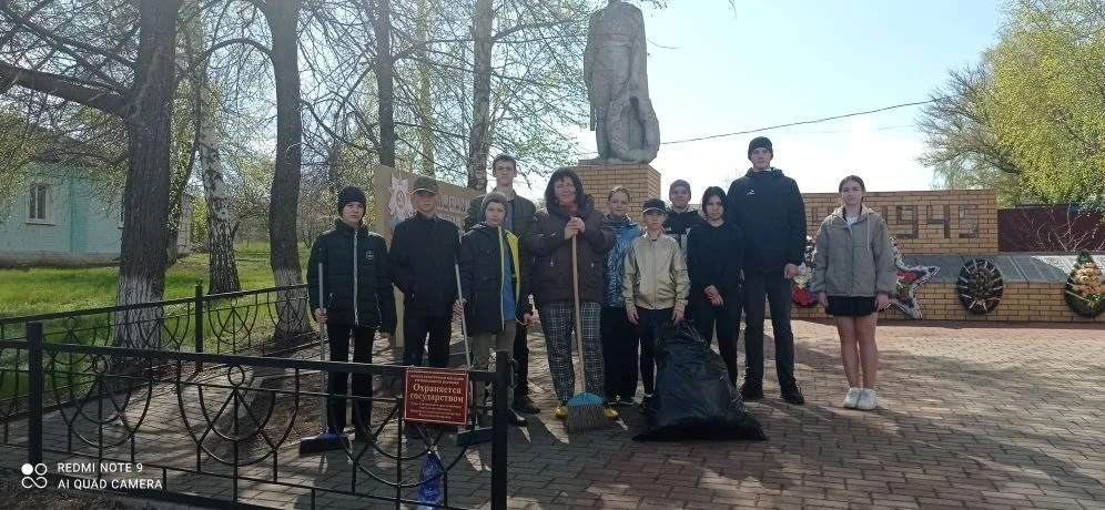 🌿 В преддверии празднования 1 мая волонтеры нашей школы провели субботник «Зелёная вес...
