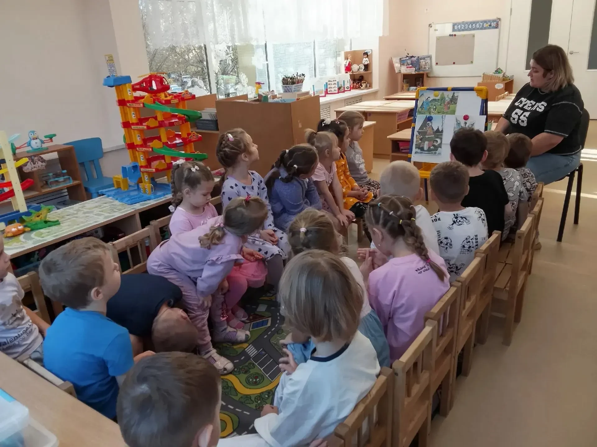Сегодня в гр. Буратино на занятии по развитию речи ребята читали нанайскую сказку «Айог...