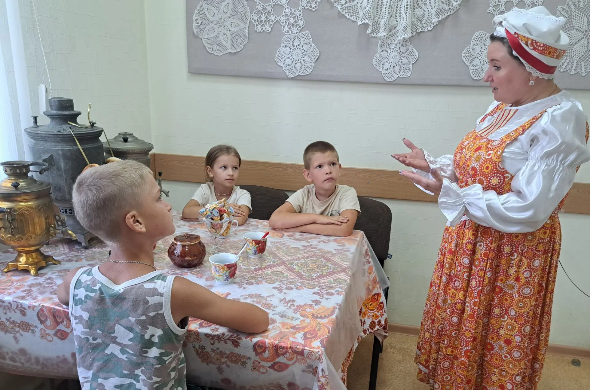 В Детском клубе «Почемучки» прошла познавательная программа «В гостях у самовара», на к...