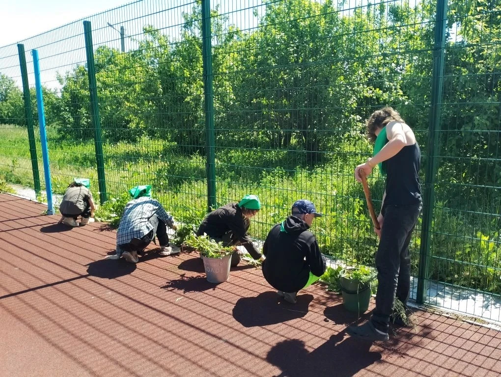 🚀 Станция «Эко-Чудо» в «Маленькой стране»: ребята ЛТО навели порядок на школьной терри...