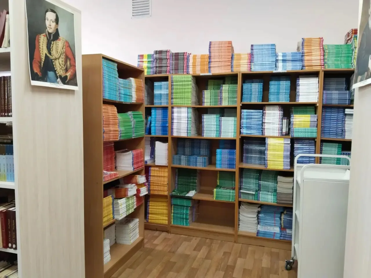 Наши ребята помогают библиотеке: подклеивают страницы, укрепляют корешки, сортируют учебники и прове