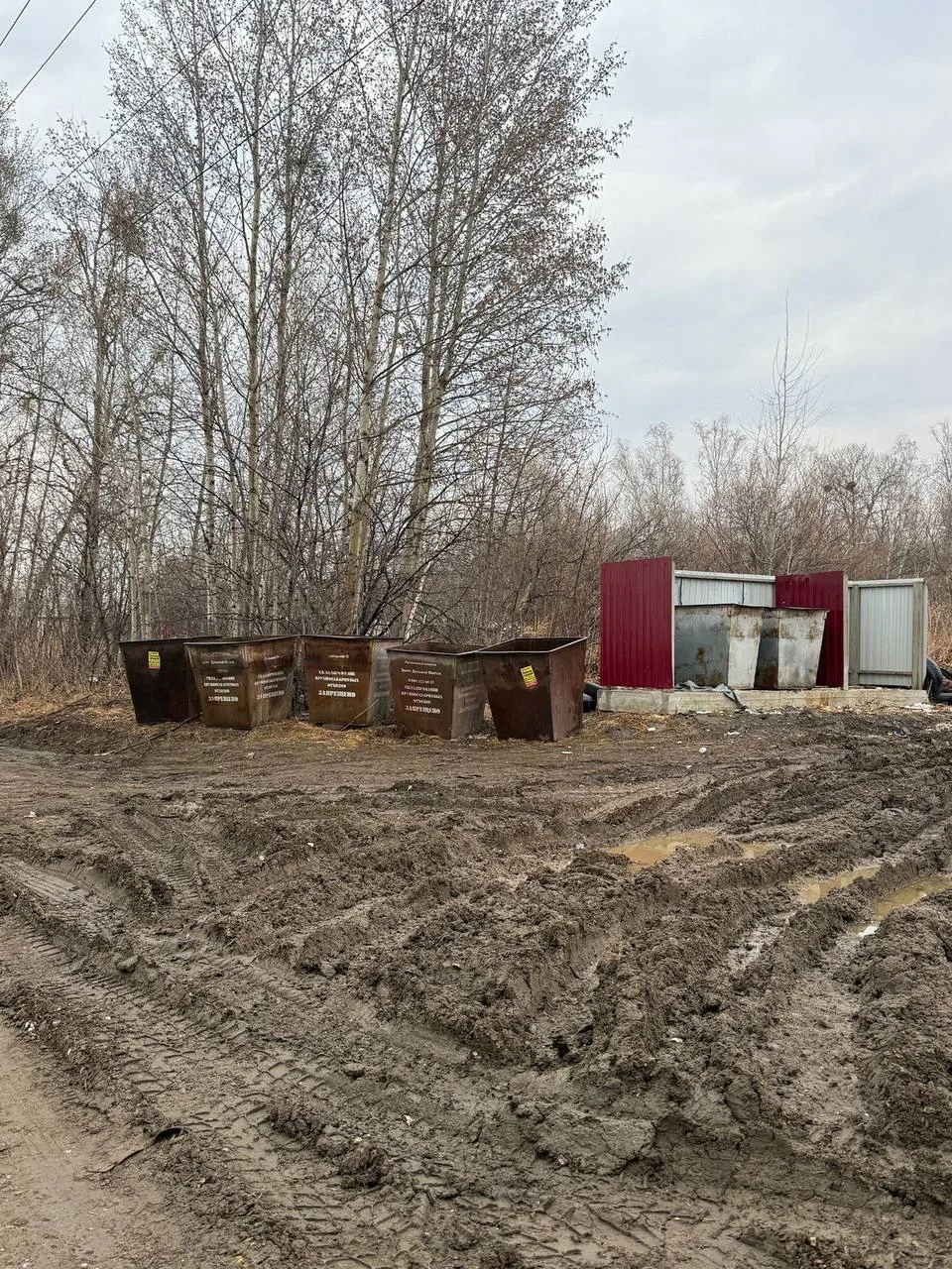 В Хабаровском районе контейнеры для мусора были перенесены на труднопроходимую улицу Нижнюю в посёлк