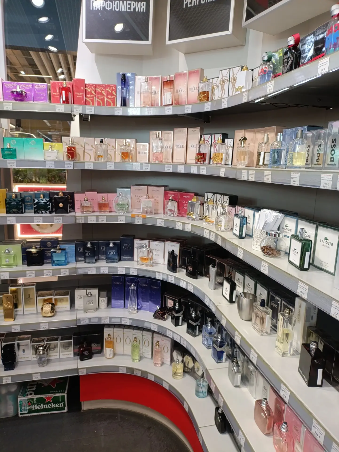 Перенюхали  все ароматы в duty free.   Нашли Юрин Boss. Когда то покупали, цены изменил...