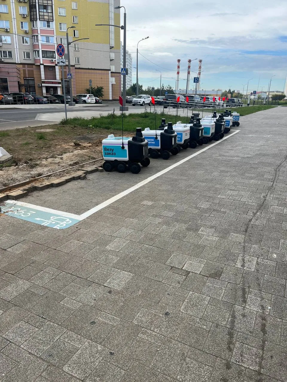 Парковку для робо-курьеров теперь сделали возле  📍Ульянина, 3а