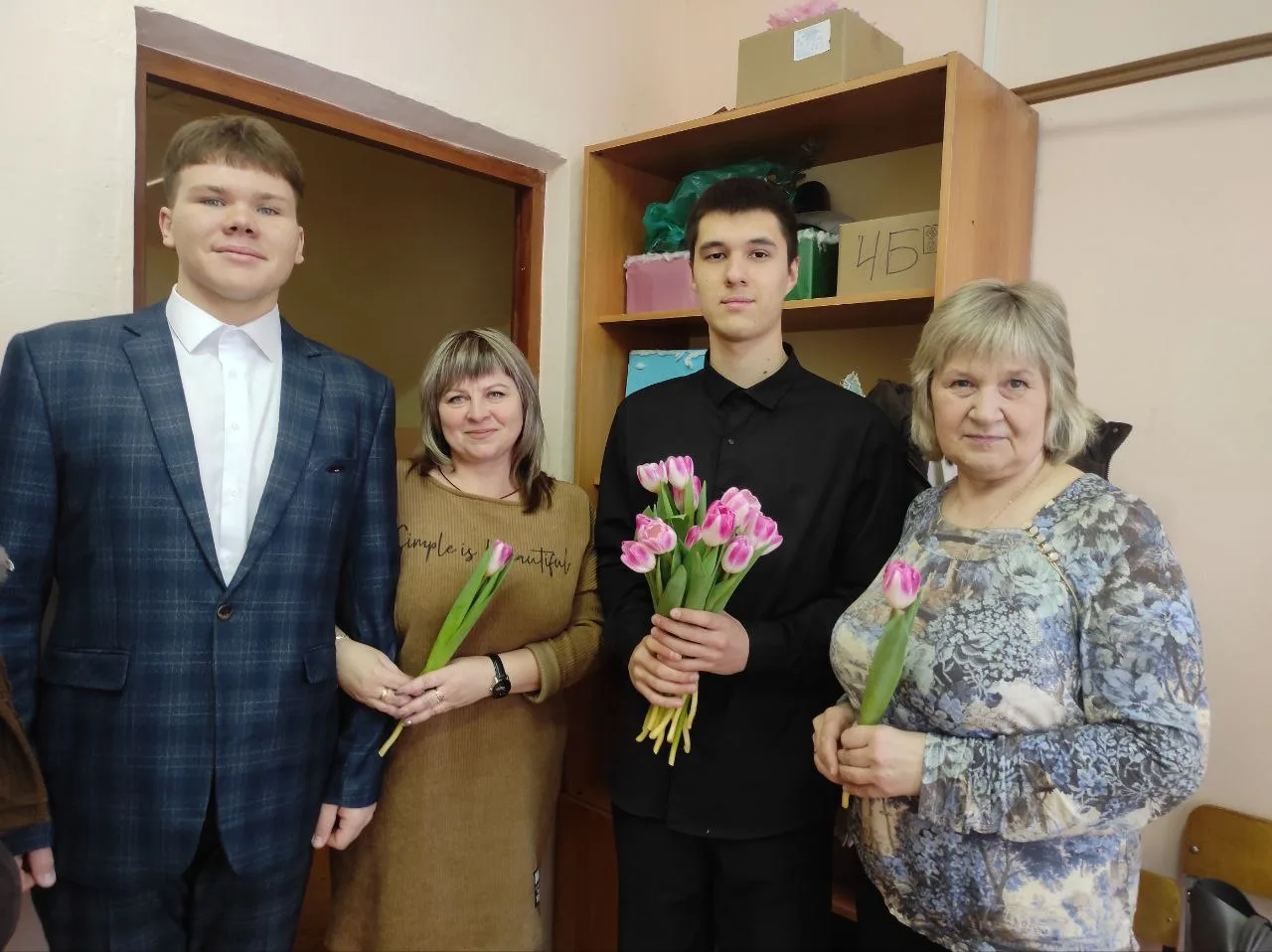 🌸 «Вам, любимые!»  6 марта утро в гимназии было особенным и полным радости! Старшеклассники встретил