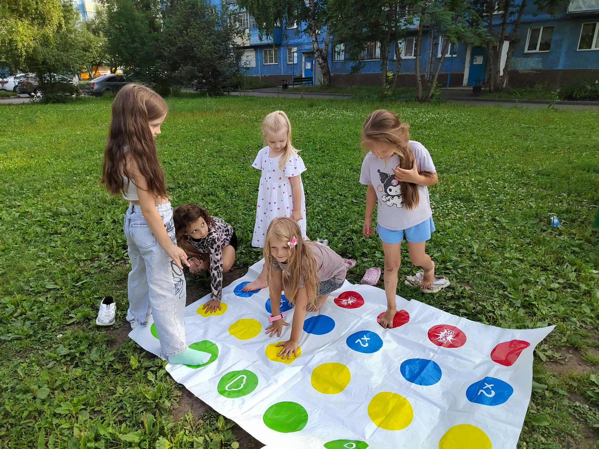 🎶Сотрудники Центральной городской библиотеки провели на детской площадке динамичную игру «Музыкальн