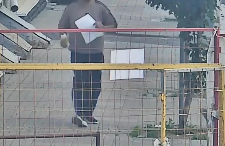 Глава Курска Евгений Маслов опубликовал фото мужчины, который расклеивал объявления на ...