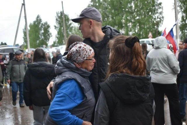 Сегодня утром из нашего сельского поселения двое молодых парней отправились проходить с...