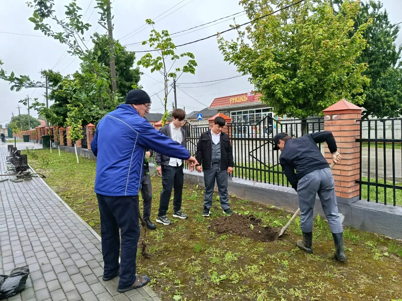 В МБОУ «СОШ с. Беркат-Юрт» проведена Всероссийская акция «Сад — Связь поколений», напра...