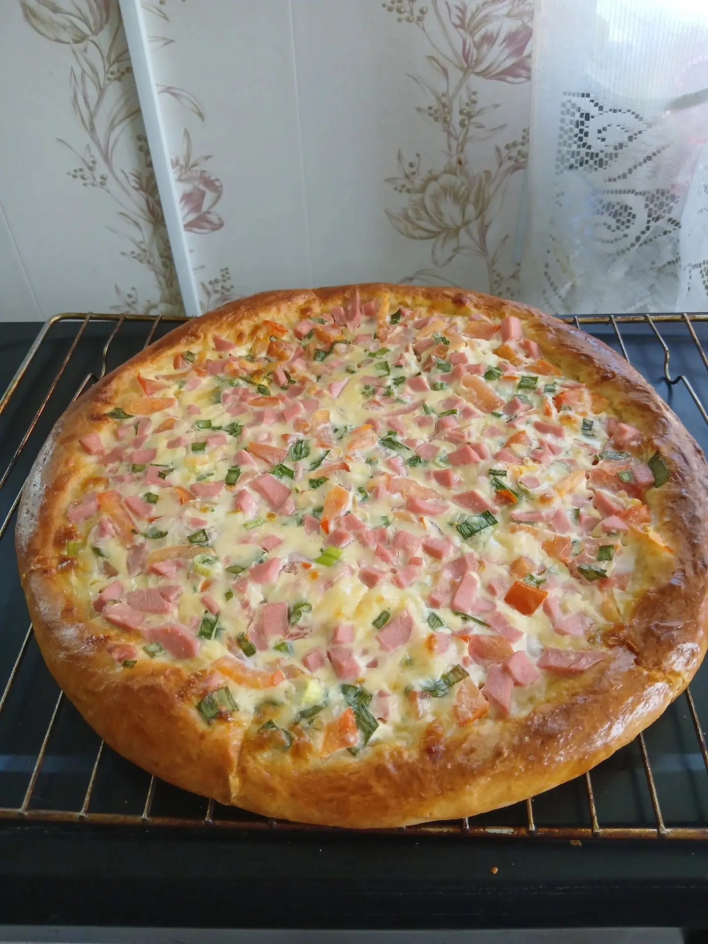 Всем добрый день.
Ооочень вкусная пицца.
Тесто:
3 пачки творога 2%
3 яйца
10 гр.разрыхлителя 
90 гр.