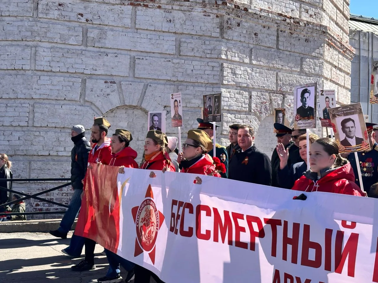 Тысячи горожан пронесли портреты героев своих семей в акции «Бессмертный полк».
