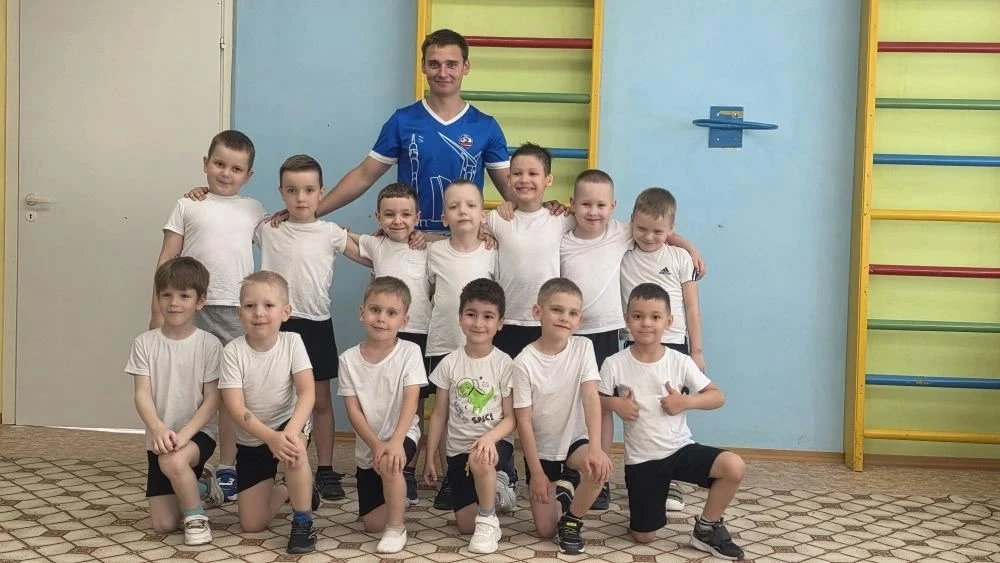19 мая прошло отчётное занятие по футболу, детки совместо с тренером - Юдин Дмитрий Вла...