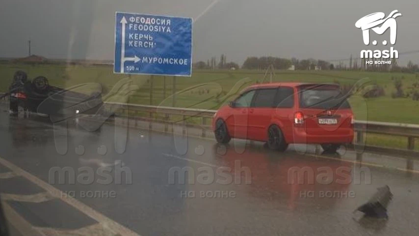 BMW перевернулась на Тавриде недалеко от поворота на Муромское.  Машину занесло на мокрой дороге и о