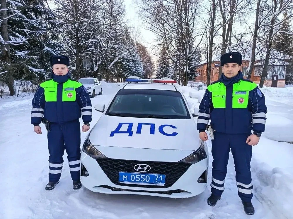 Тульские инспекторы ДПС помогли москвичам на трассе.